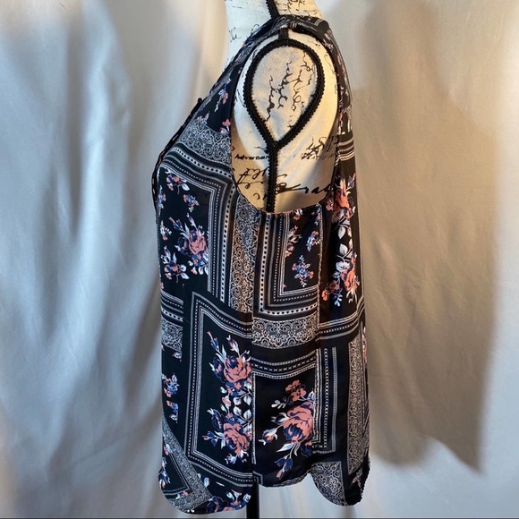 Violet & Claire Scooped Neck Half Button Down Floral Print Blouse Sz L - Picture 2 of 8